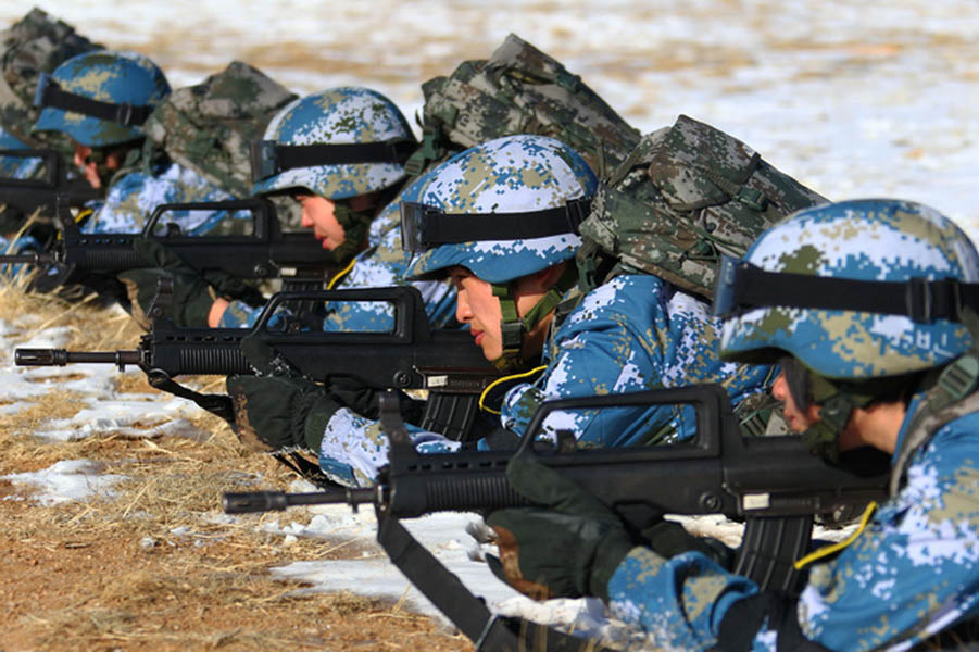 Женский пехотный отряд ВМФ НОАК тренировался в северной холодной части Китая (8)