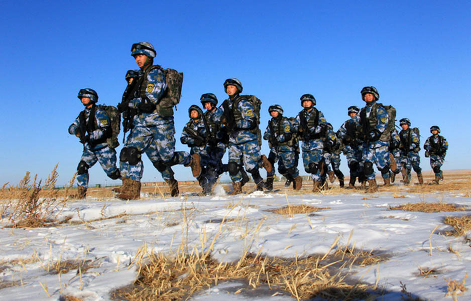 Женский пехотный отряд ВМФ НОАК тренировался в северной холодной части Китая (2)