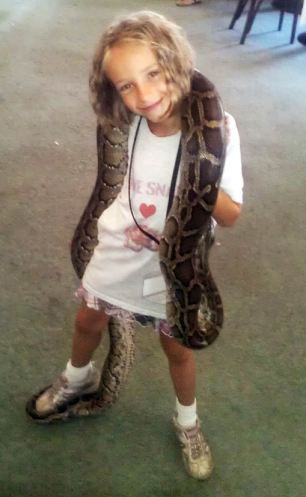 9-летняя девочка из США живет и играет со змеей (3)