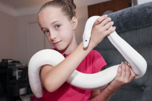 9-летняя девочка из США живет и играет со змеей (2)