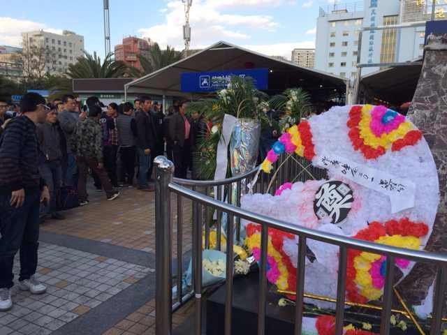 Жители города Куньмин возложили венки на вокзальной площади (5)