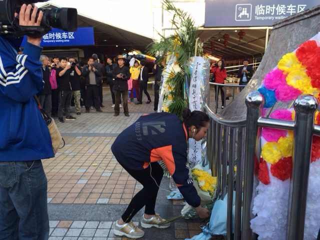 Жители города Куньмин возложили венки на вокзальной площади (3)
