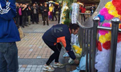 Жители города Куньмин возложили венки на вокзальной площади
