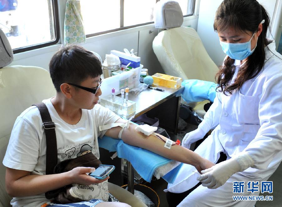 Жители города Куньмин активно сдают кровь для пострадавших в теракте на вокзале (2)