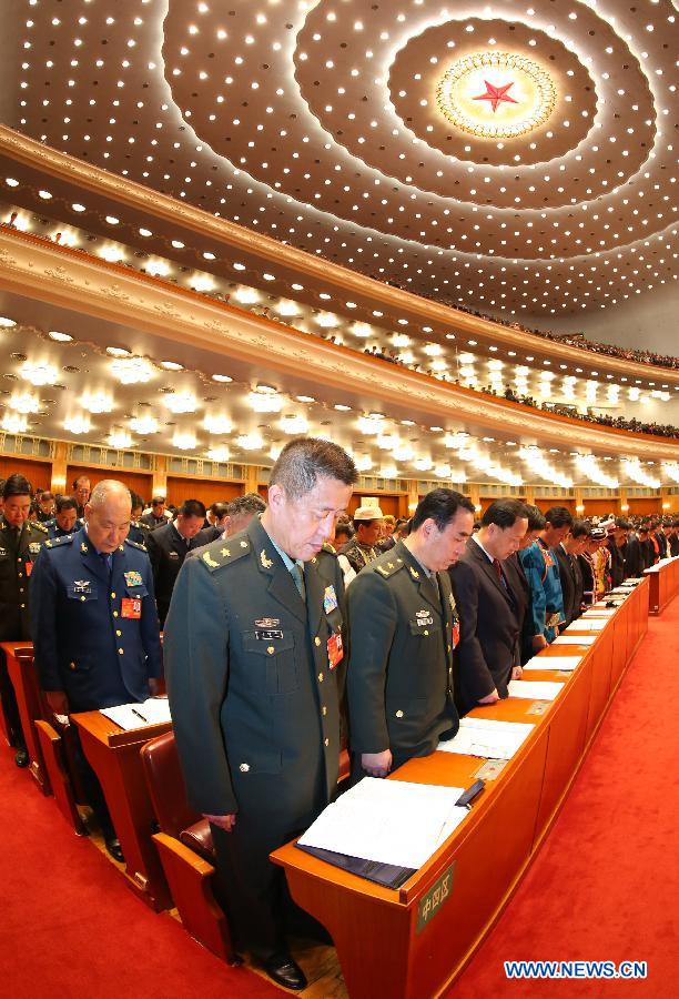 Участники 2-й сессии ВСНП 12-го созыва почтили молчанием память погибших при теракте в Куньмине