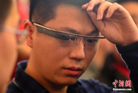 Китайские журналисты используют Google glass на сессиях ВСНП и ВК НПКСК (2)