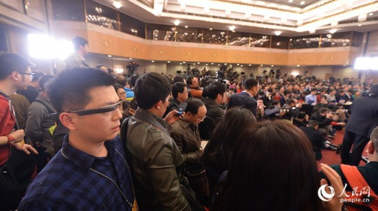 Китайские журналисты используют Google glass на сессиях ВСНП и ВК НПКСК (3)