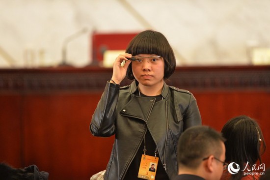 Китайские журналисты используют Google glass на сессиях ВСНП и ВК НПКСК (5)