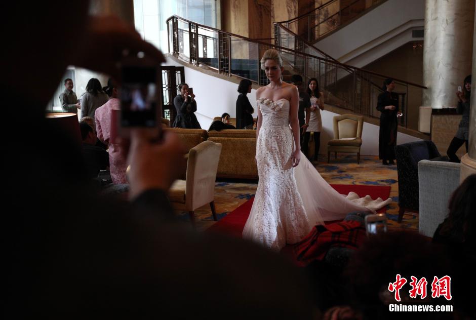 Шоу свадебных платьев в отеле Shangri-La в городе Циндао (6)
