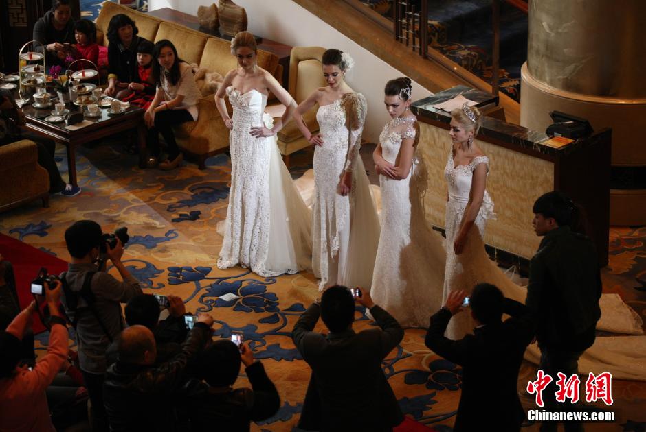 Шоу свадебных платьев в отеле Shangri-La в городе Циндао (4)