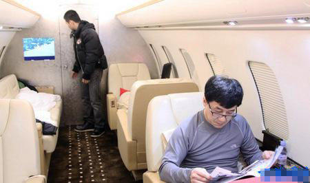 Опубликованы фотографии личного самолета кинозвезды Джеки Чана (3)