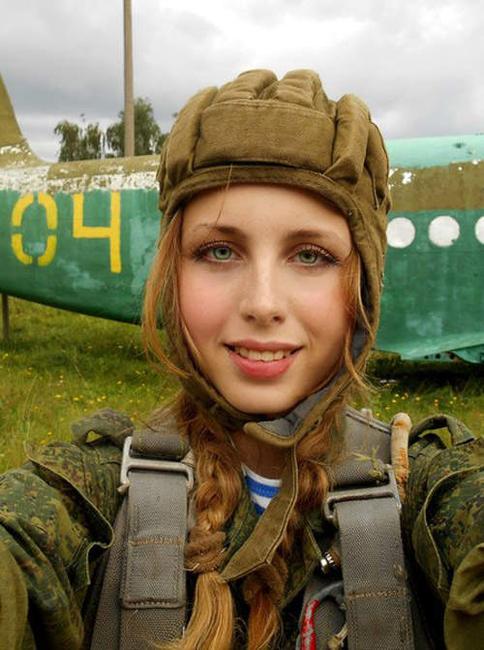 24-летняя воздушная десантка из России пользуется популярностью в Интернете (5)