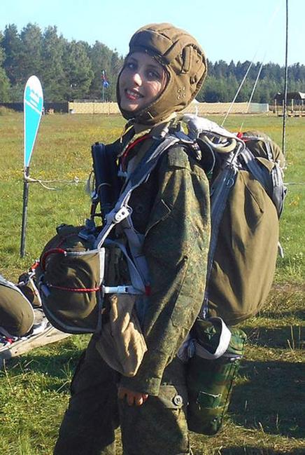 24-летняя воздушная десантка из России пользуется популярностью в Интернете (6)