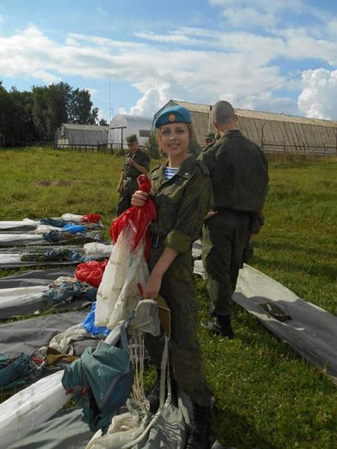 24-летняя воздушная десантка из России пользуется популярностью в Интернете (9)