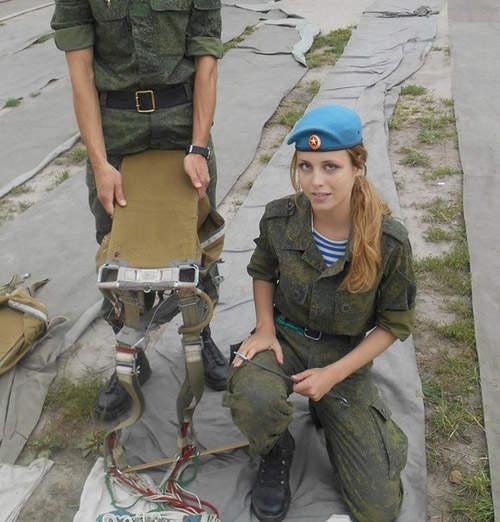 24-летняя воздушная десантка из России пользуется популярностью в Интернете (7)