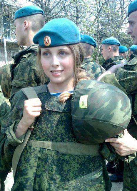 24-летняя воздушная десантка из России пользуется популярностью в Интернете (2)