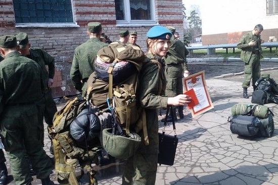 24-летняя воздушная десантка из России пользуется популярностью в Интернете (3)
