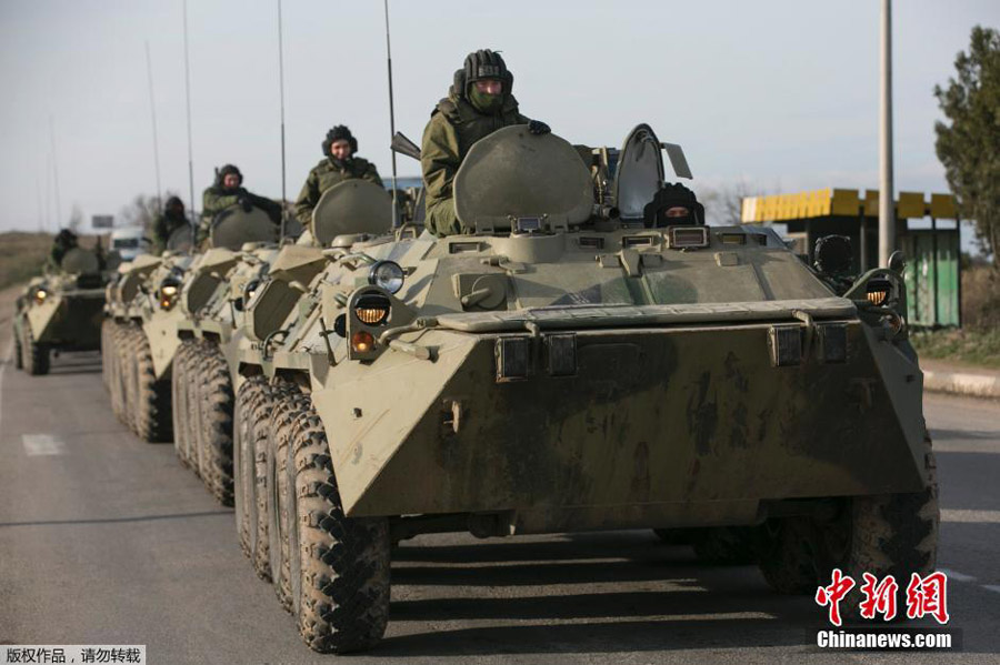 Бронемашины стягиваются на границу Крыма