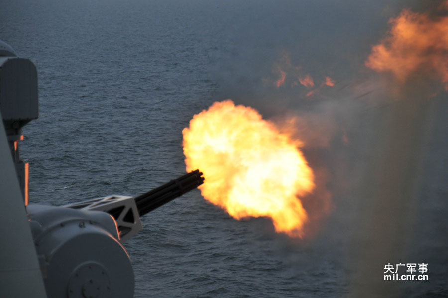 Два сторожевых корабля 054А из ВМФ «Бэйхай» провели учения с реальными снарядами (7)