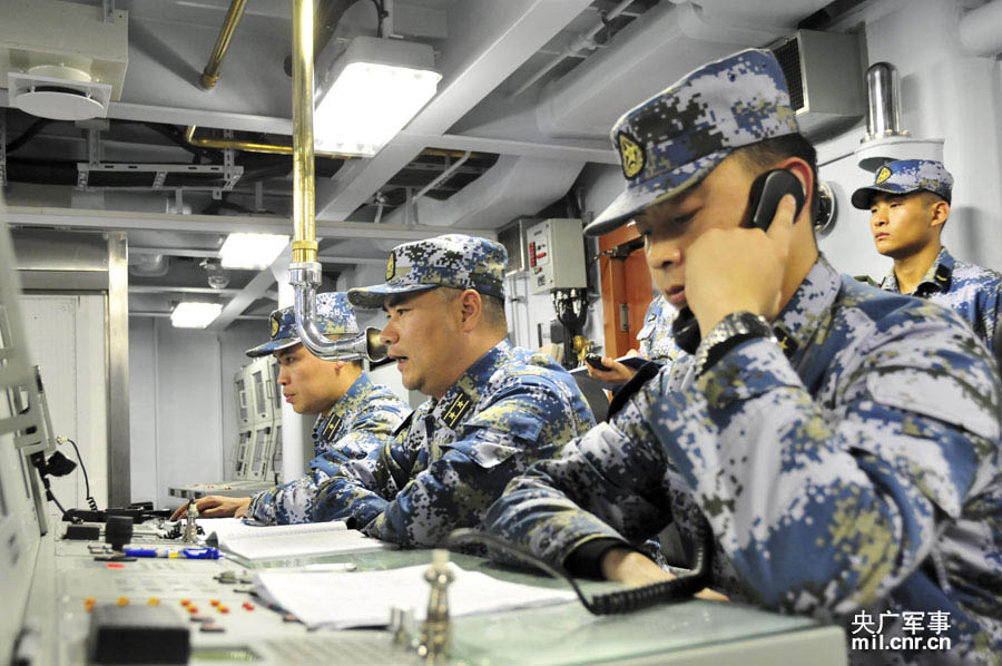 Два сторожевых корабля 054А из ВМФ «Бэйхай» провели учения с реальными снарядами (5)