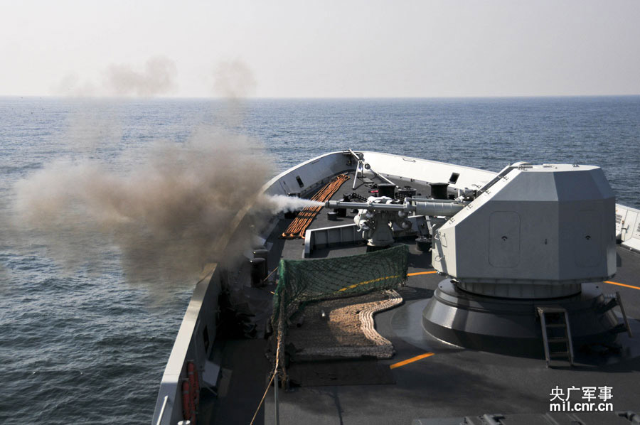 Два сторожевых корабля 054А из ВМФ «Бэйхай» провели учения с реальными снарядами (3)