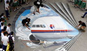 Филиппинские художники нарисовали 3D-картину пропавшего малайзийского самолета