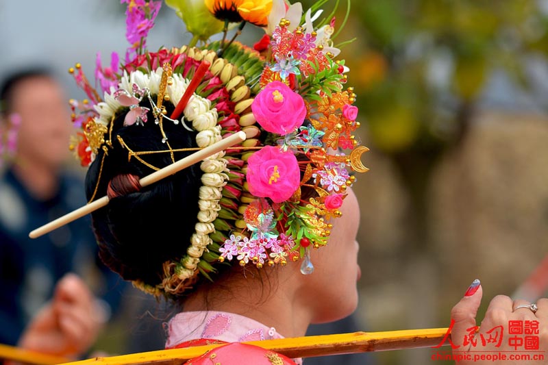 Весенний сад на голове - прически женщин из Сюньбу (19)