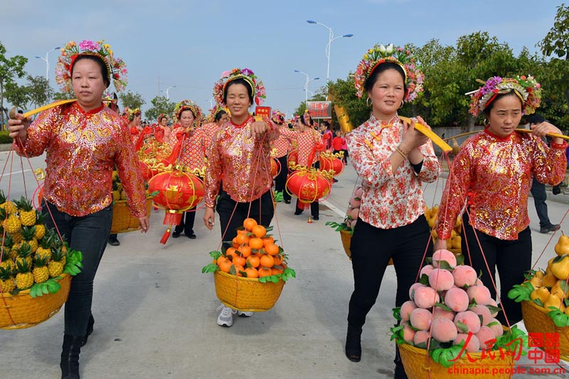 Весенний сад на голове - прически женщин из Сюньбу (14)