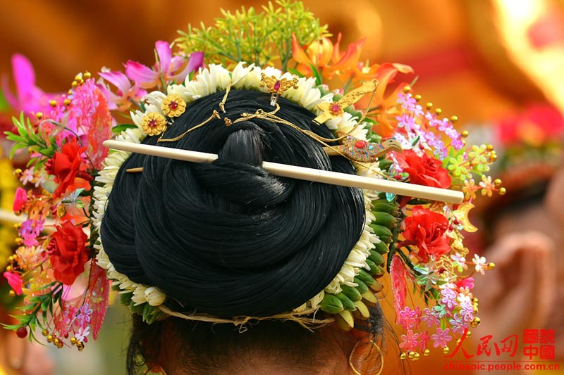 Весенний сад на голове - прически женщин из Сюньбу (7)
