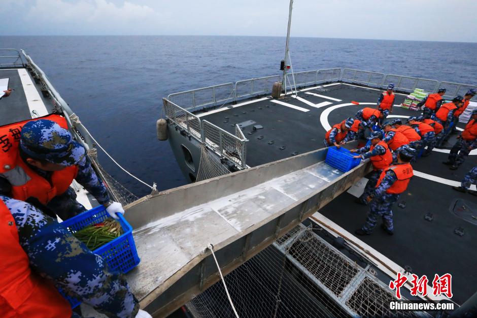Корабль «Озеро тысячи остров» ВМФ Китая прибыл в поисковую морскую акваторию для исполнения миссии снабжения (4)
