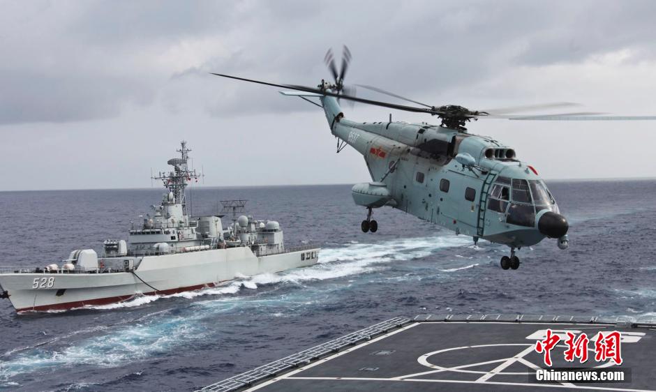 Корабль «Озеро тысячи остров» ВМФ Китая прибыл в поисковую морскую акваторию для исполнения миссии снабжения (9)