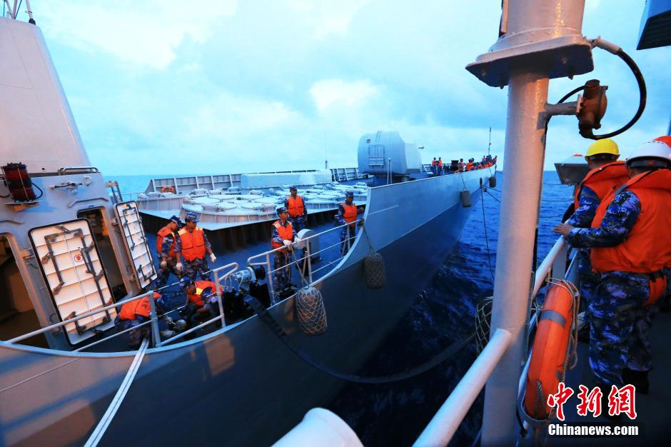 Корабль «Озеро тысячи остров» ВМФ Китая прибыл в поисковую морскую акваторию для исполнения миссии снабжения (13)