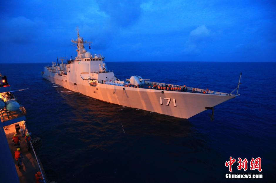 Корабль «Озеро тысячи остров» ВМФ Китая прибыл в поисковую морскую акваторию для исполнения миссии снабжения (12)
