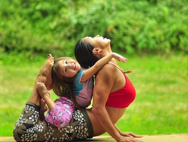 Американская мать занимается йогой вместе с дочкой (6)