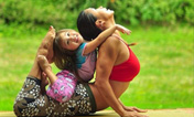Американская мать занимается йогой вместе с дочкой