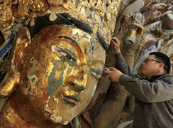Реставрация главной статуи Тысячерукой Гуаньинь