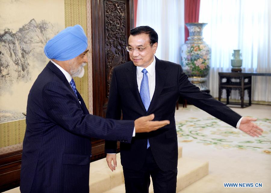 Ли Кэцян встретился с заместителем председателя Плановой комиссии Индии