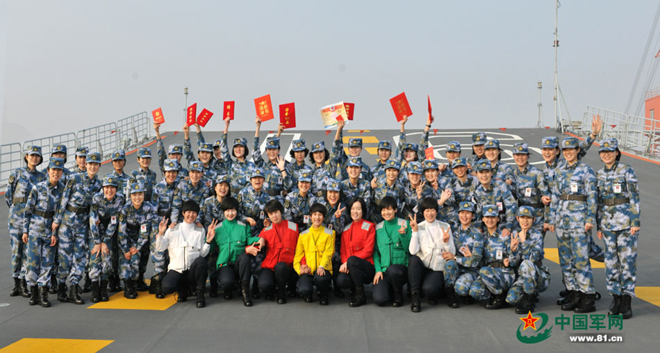 Почти сотня женщин служит на авианосце Ляонин (2)
