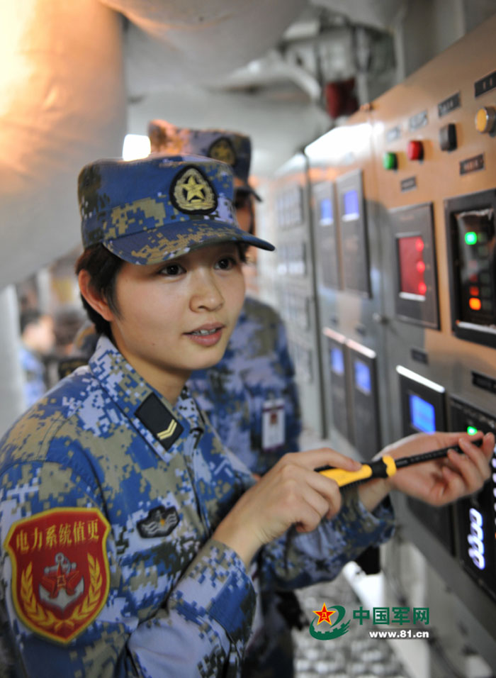 Почти сотня женщин служит на авианосце Ляонин (8)