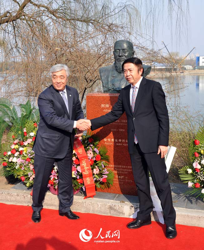 В Пекине прошла церемония открытии статуи известного казахского поэта Абая Кунанбаева (2)