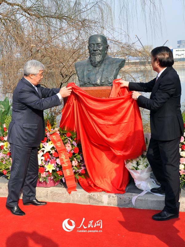 В Пекине прошла церемония открытии статуи известного казахского поэта Абая Кунанбаева