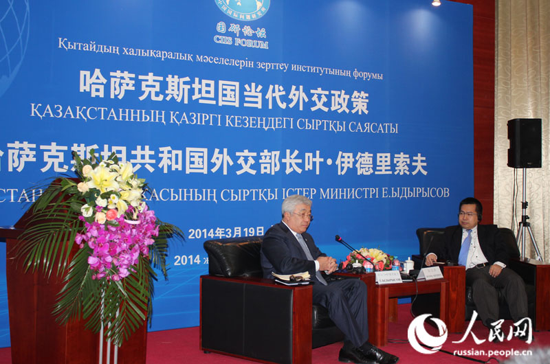 Глава МИД Казахстана Ерлан Идрисов и вице-президент Китайского института международных проблем (КИМП) Жуань Цзунцзэ