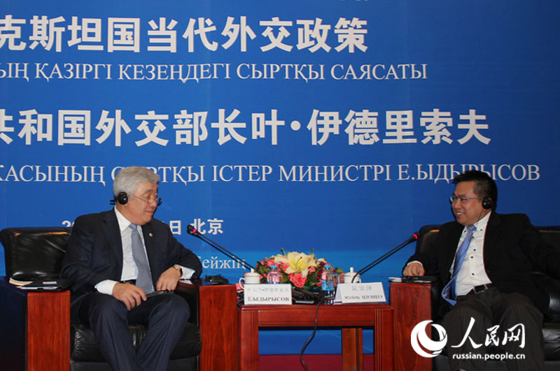 Глава МИД Казахстана Ерлан Идрисов и вице-президент Китайского института международных проблем (КИМП) Жуань Цзунцзэ