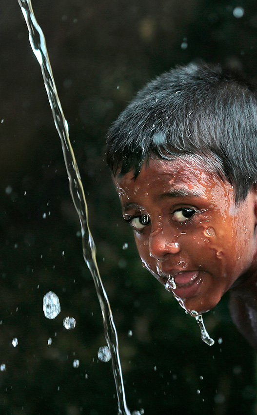 22 марта мальчик из г.Коломбо (Шри-Ланка) умывается в фонтанчике с питьевой водой. 22 марта отмечался 22-й «Всемирный день воды», провозглашенный Генеральной Ассамблеей ООН. ИА «Синьхуа»/Associated Press (AP)
