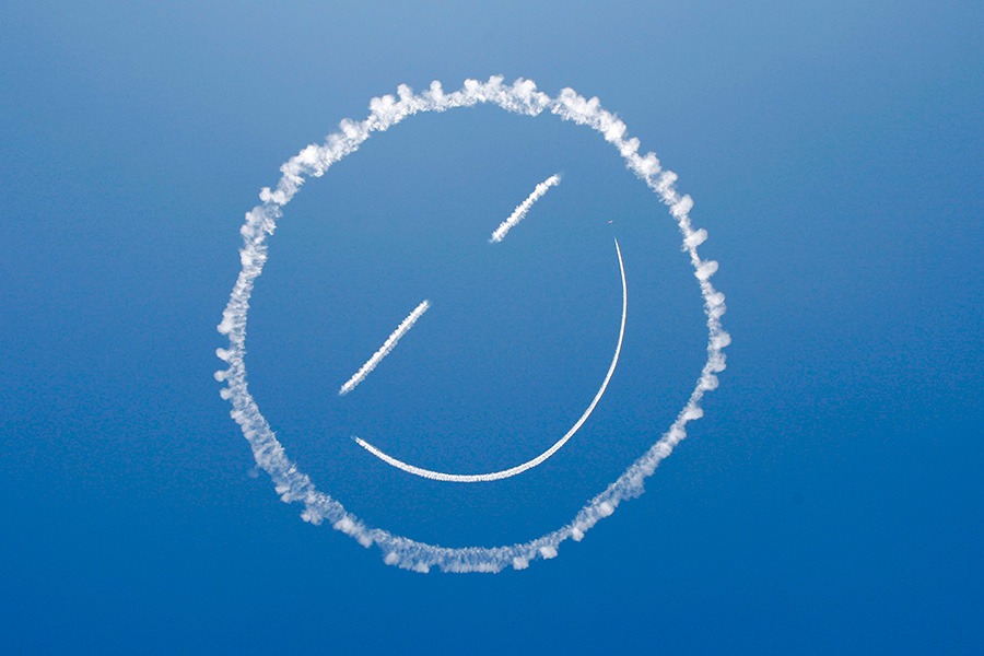 21 марта на авиасалоне в Лос-Анджелесе самолет нарисовал в небе огромное «улыбающееся лицо». ИА «Синьхуа»/Reuters