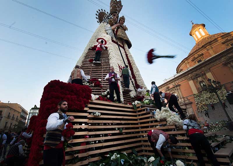 18 марта в Валенсии (Испания) люди украшают цветами фигуру Девы Марии. Фестиваль Лас Фальяс (Las Fallas) является традиционным испанским праздником, отмечаемым в честь Святого Иосифа. Во время фестиваля люди устанавливают на улицах огромные куклы из папье-маше, одетые в народные костюмы. В последний день фестиваля куклы сжигаются.