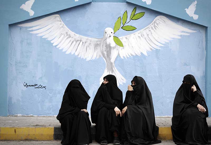 21 марта в деревне на западе от столицы Манамы (Бахрейн) женщины в черном приняли участие в антиправительственных демонстрациях. В этот день тысячи людей в шиитских окрестностях Манамы провели протесты против религиозной дискриминации в правительстве. ИА «Синьхуа»/Agence France-Presse (AFP)