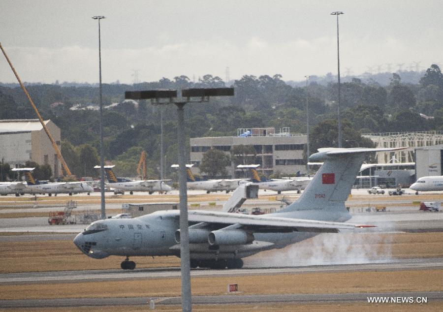 Китайский военный самолет вернулся в Перт после поиска пропавшего "Боинга" (3)