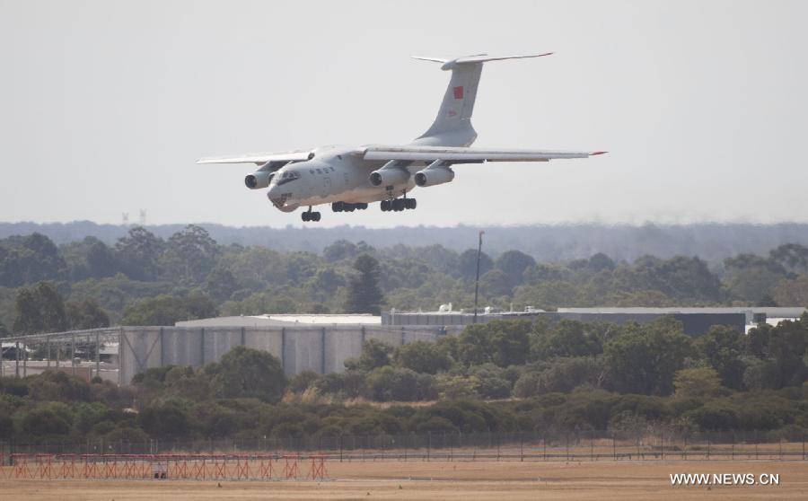 Китайский военный самолет вернулся в Перт после поиска пропавшего "Боинга"