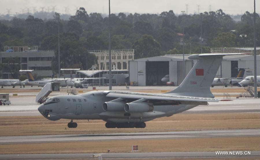 Китайский военный самолет вернулся в Перт после поиска пропавшего "Боинга" (2)